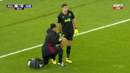 Dibu Martínez, atendido en su muslo derecho durante el partido con Chelsea; finalmente, debió salir reemplazado