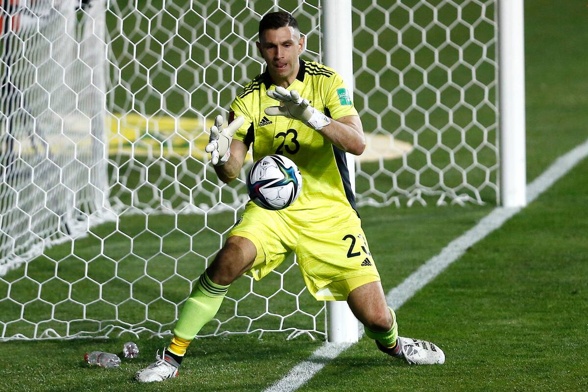 Dibu Martínez atrapa la pelota durante la victoria de la Argentina ante Chile en Calama