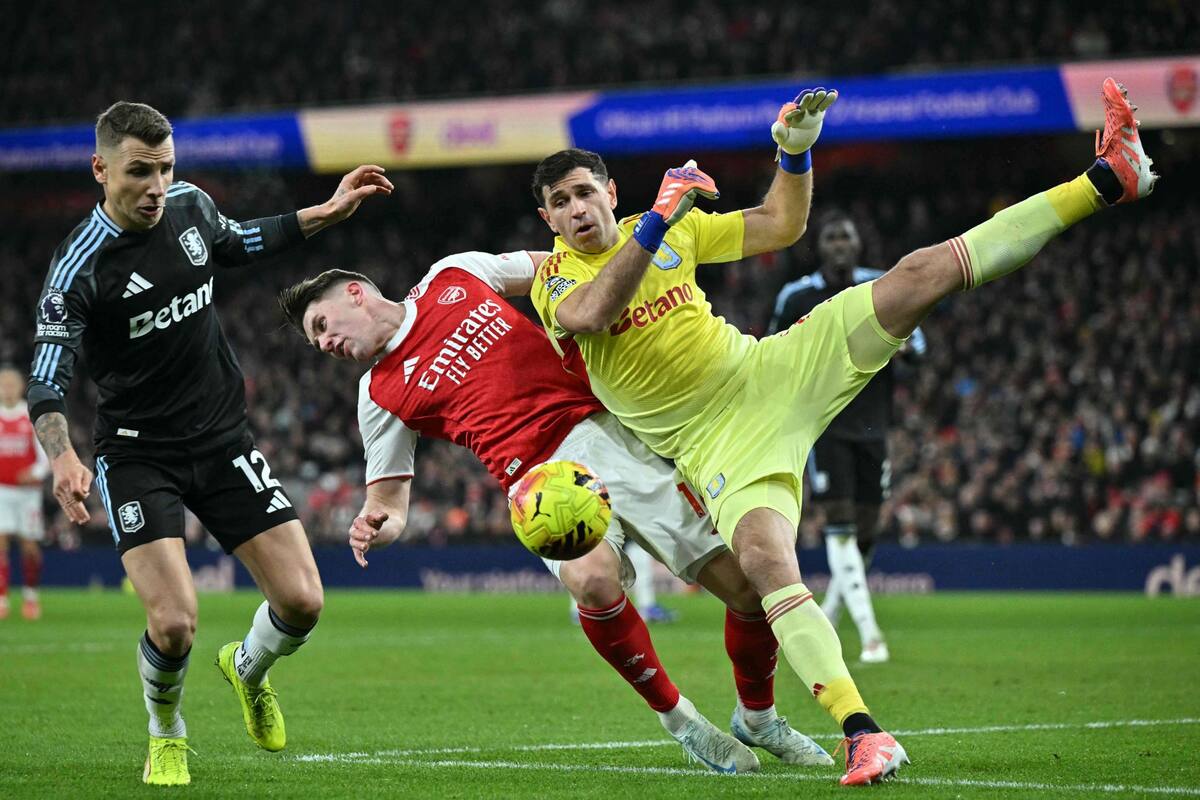 Dibu Martínez choca con Gyökeres en la goleada de Arsenal sobre Aston Villa