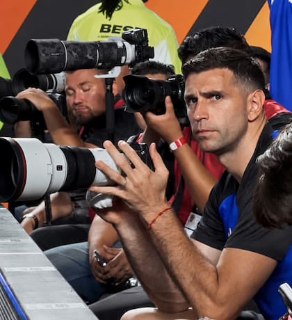 Dibu Martínez, como un fotógrafo más, detrás de los carteles de publicidad