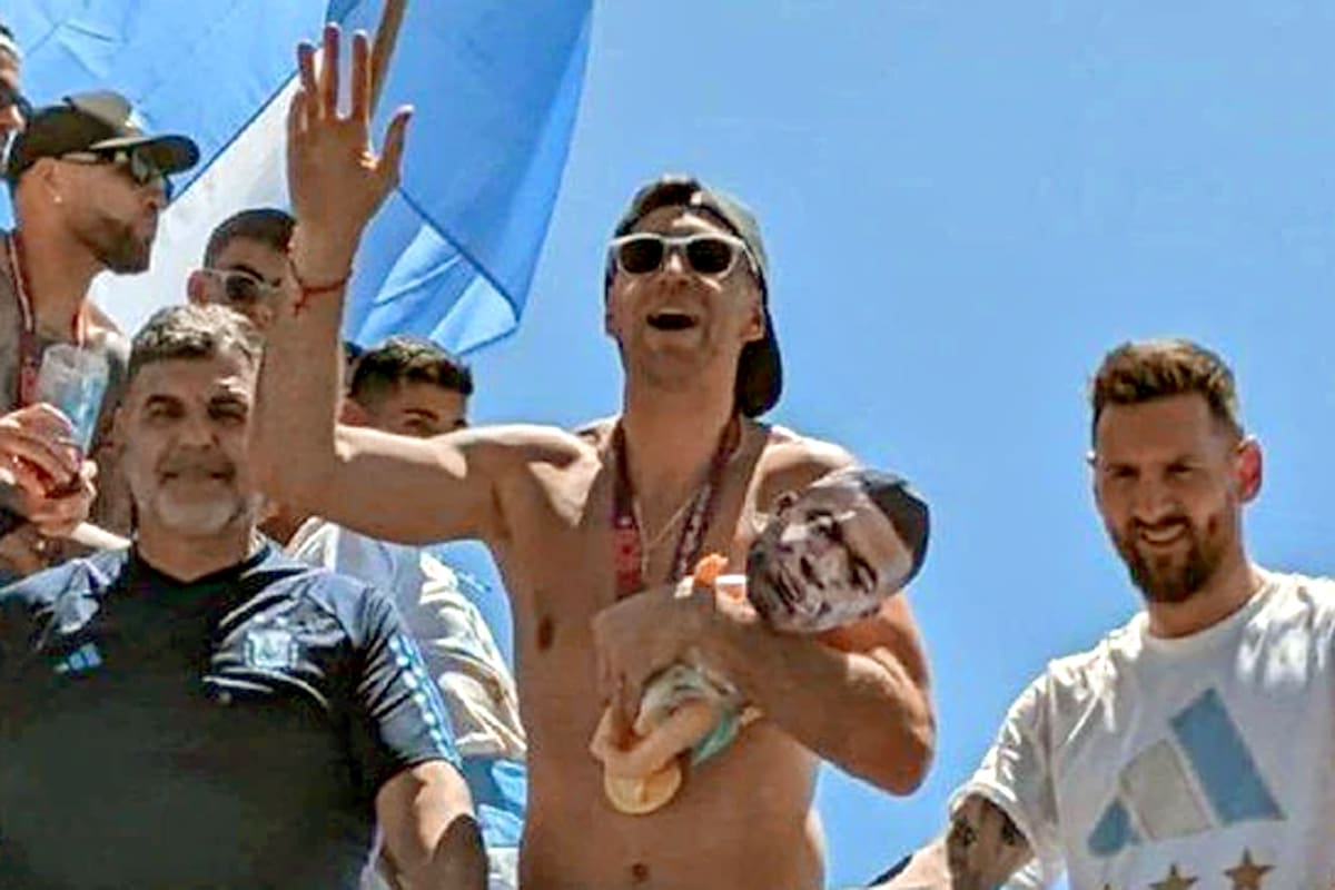 Dibu Martínez con el muñeco que provocó las quejas de Mbappe