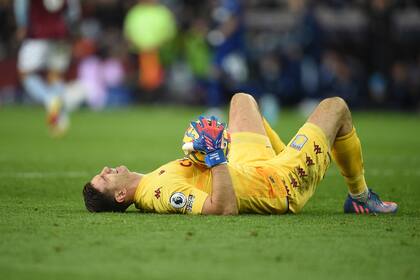 Dibu Martínez, con la pelota en el piso en un partido que no dio tregua
