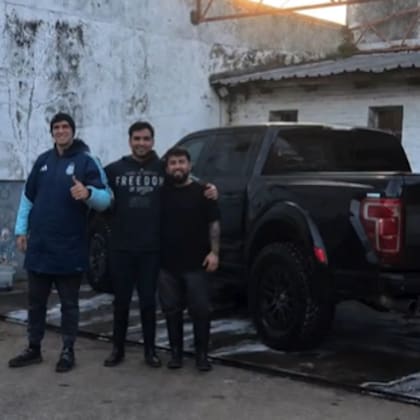 Dibu Martínez con su camioneta limpia