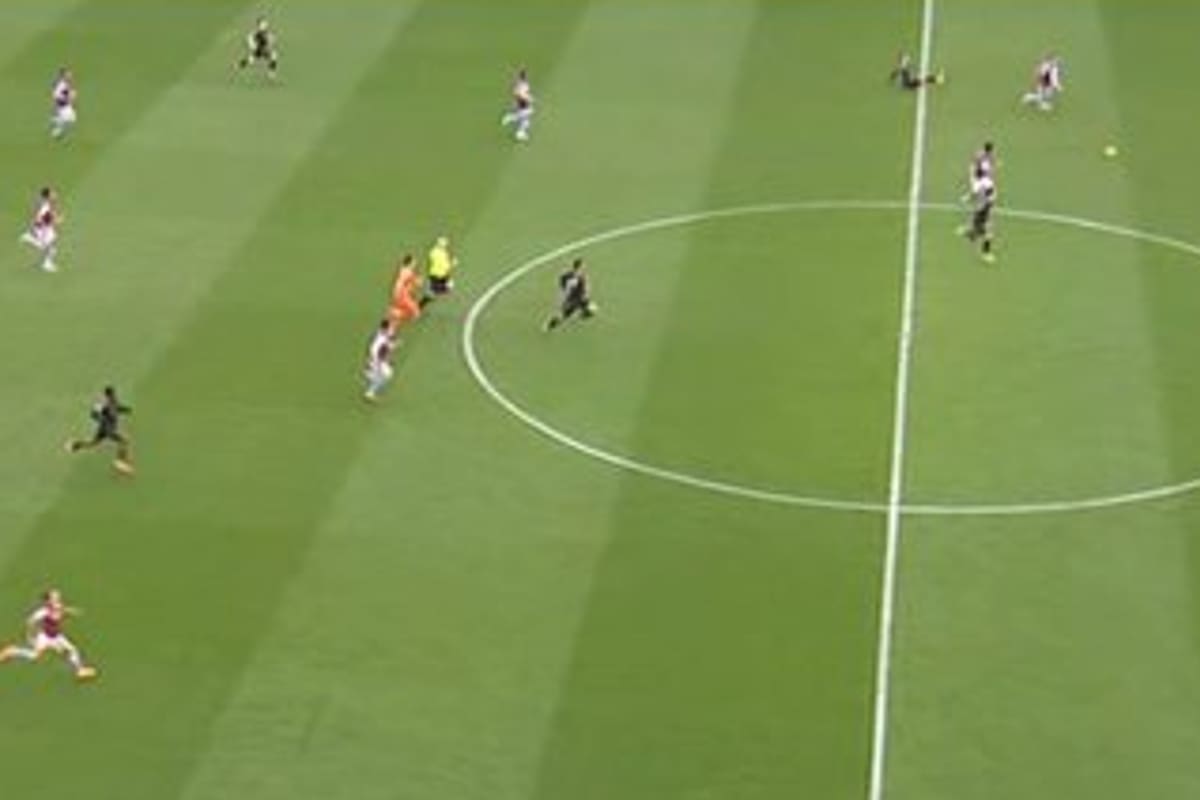 Dibu Martínez corre para volver a su arco, pero no llegará y será el cuarto de Arsenal, ante Aston VIlla