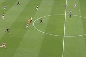 Dibu Martínez corre para volver a su arco, pero no llegará y será el cuarto de Arsenal, ante Aston VIlla