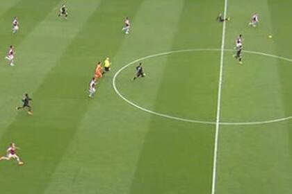 Dibu Martínez corre para volver a su arco, pero no llegará y será el cuarto de Arsenal, ante Aston VIlla