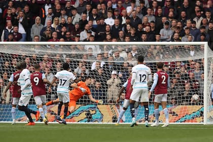 Dibu Martinez, de Aston Villa, no pude ante el gran tiro libre de Mason Mount