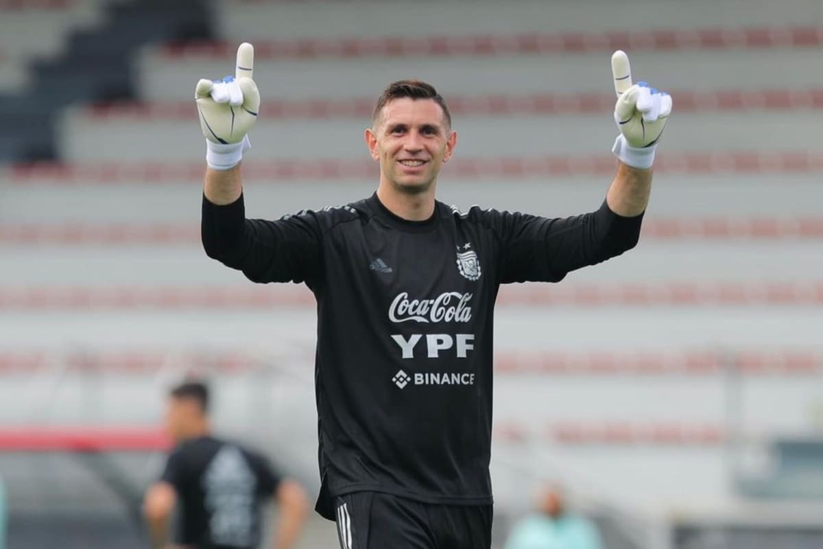 Dibu Martínez disfruta de sus vacaciones y pasó un gran momento con sus amigos en los kartings