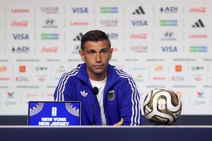 Dibu Martínez en conferencia de prensa