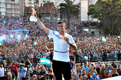 Dibu Martínez, en la celebración que se realizó en su honor en Mar del Plata en diciembre pasado; el arquero inició una campaña benéfica para una entidad de esa ciudad
