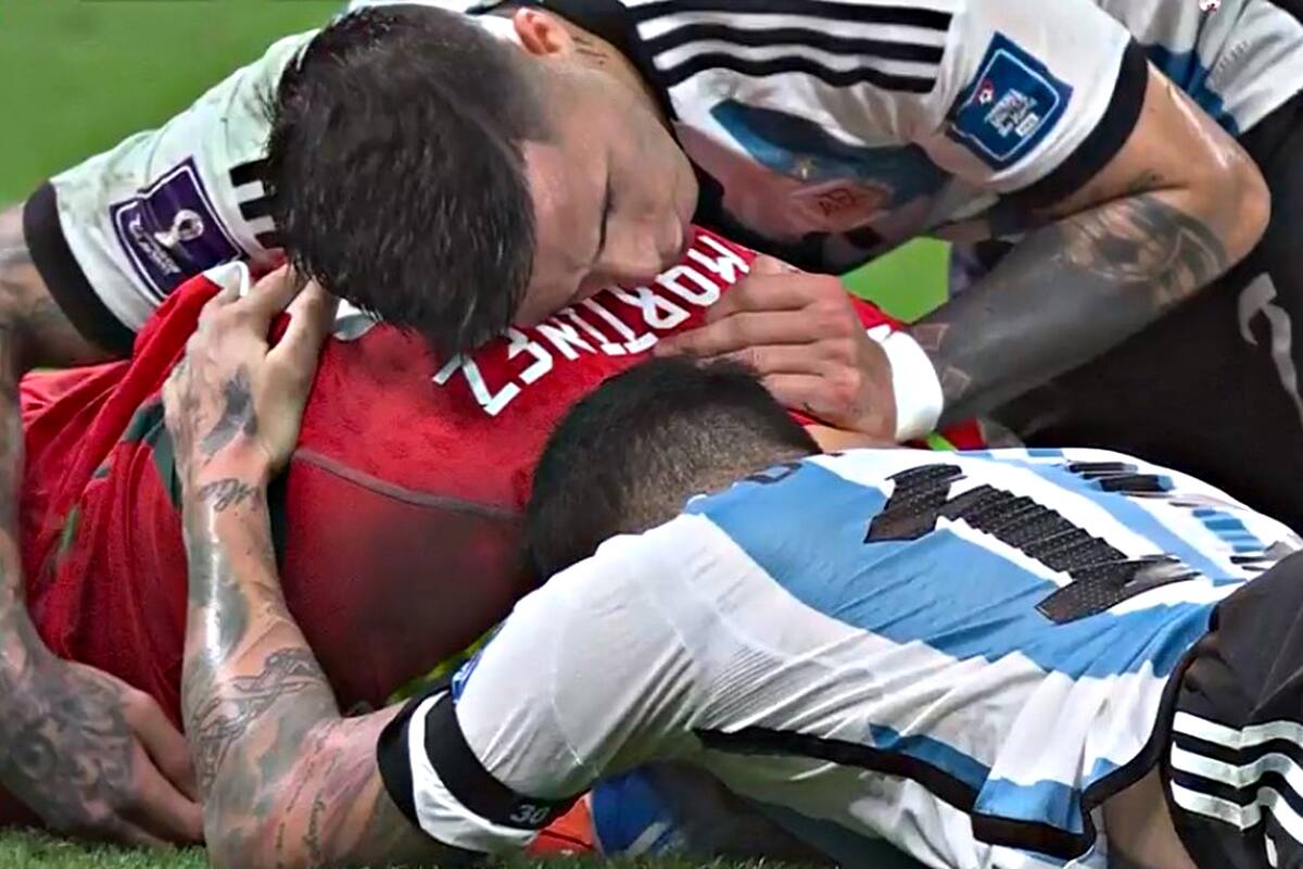 Dibu Martínez es abrazado por sus compañeros después de su gran atajada