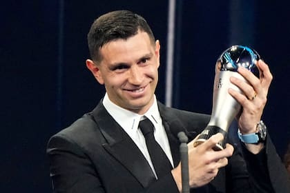 Dibu Martínez es el primer arquero argentino de la historia en ganar el premio The Best; toda la felicidad en su rostro