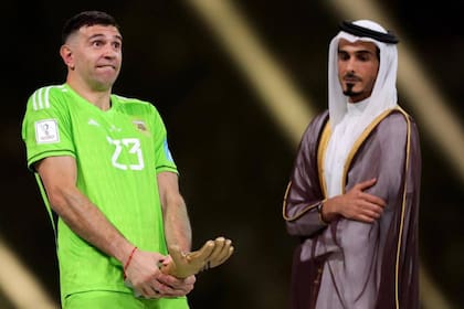 Dibu Martínez fue criticado por los gestos al recibir el premio como mejor arquero del Mundial, sin embargo, los hinchas festejaron la acción