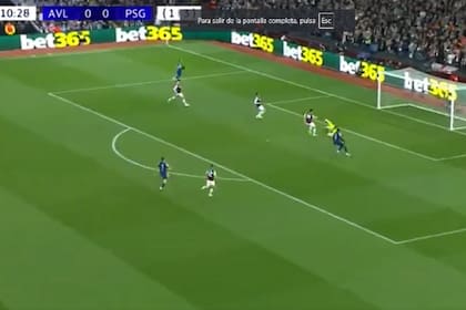 Dibu Martínez quiso cortar el centro al ras de Barcola y terminó dejándole servida la pelota a Achraf Hakimi, en el 1-0 de PSG sobre Aston Villa por la Champions League.