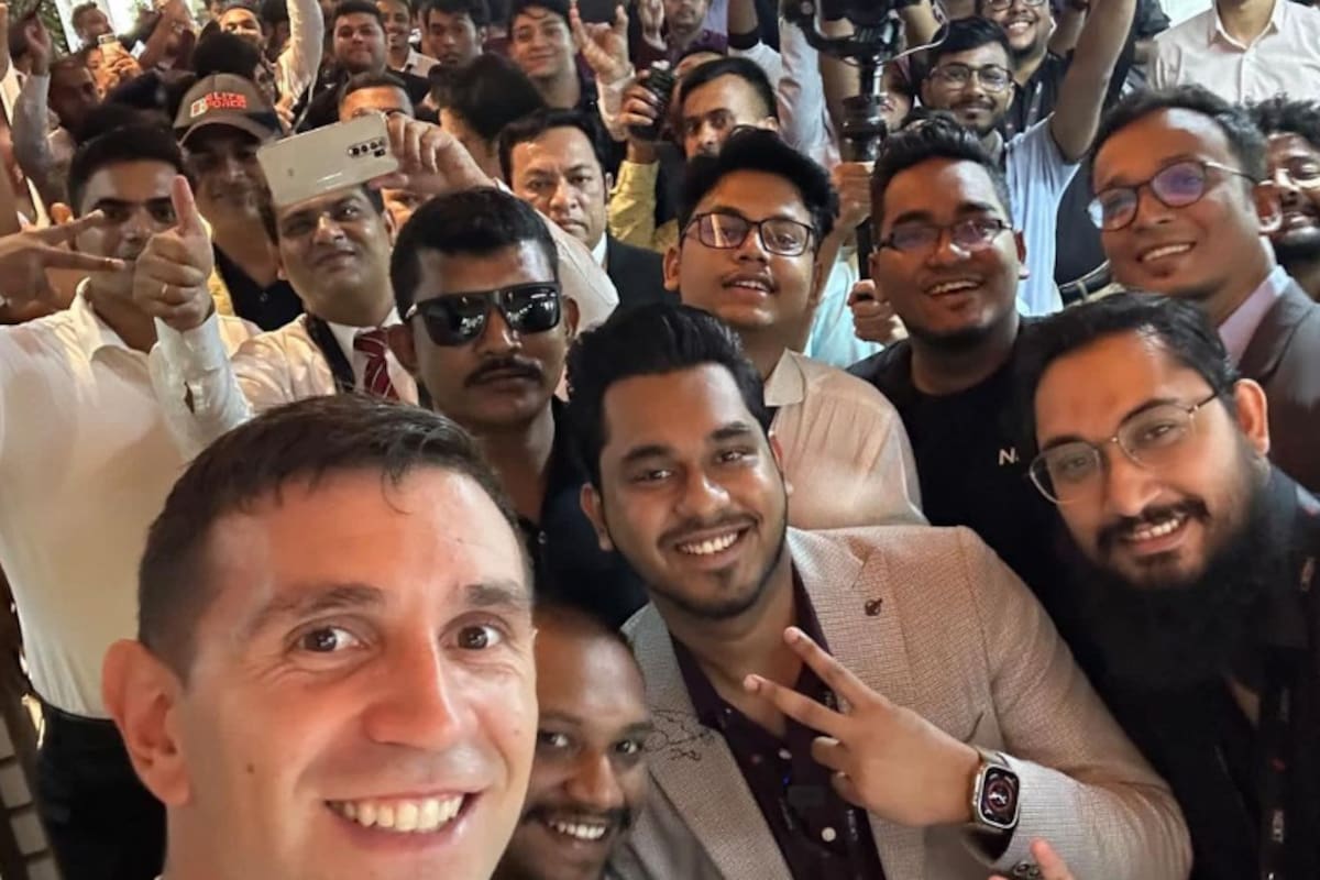 Dibu Martínez, rodeado del cariño del pueblo bangladesí. (@emi_martinez26)