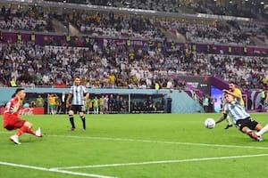 Dibu Martínez se prepara para atajar y Lisandro Martínez llega con lo justo a un cruce frente a Australia, por los octavos de final (2-1) del Mundial Qatar 2022.