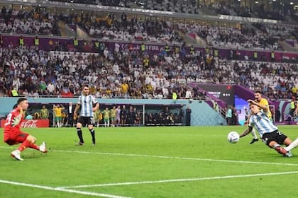 Dibu Martínez se prepara para atajar y Lisandro Martínez llega con lo justo a un cruce frente a Australia, por los octavos de final (2-1) del Mundial Qatar 2022.
