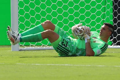 Dibu Martinez se queda con la pelota