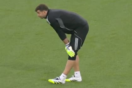 Dibu Martínez sintió molestias durante la entrada en calor de Aston Villa ante Nottingham Forest y se quedó afuera del encuentro