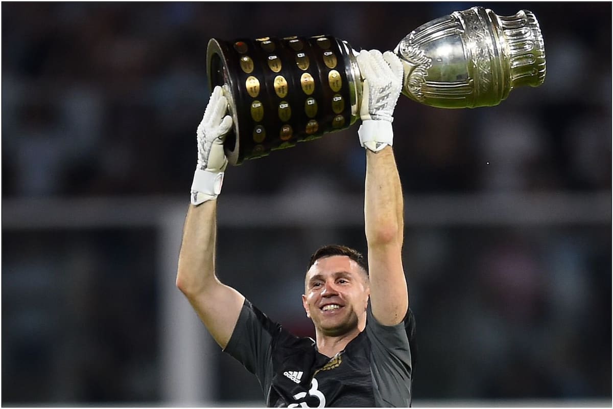 Dibu Martínez tuvo otra noche inolvidable con la Selección argentina (Foto: Twitter)