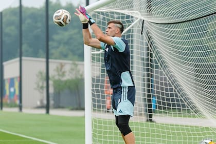 Dibu Martínez vivió a full el último entrenamiento antes de la final (Foto: @emi_martinez26)
