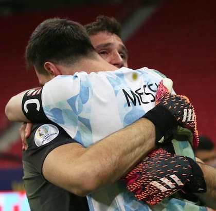Dibu Martínez y Messi tras la definición por penales