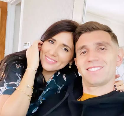 Dibu Martínez y su esposa en su casa en Inglaterra