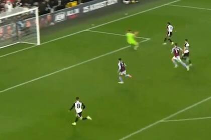 Dibu Martínez y una espectacular salvada ante Adama Traore, en el final del partido que Aston Villa le ganó a Fulham