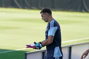 Dibu Martínez se recupera: sin el yeso, quiere atajar mucho más que lo que hizo en Qatar