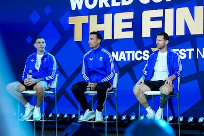 Dibu, Scaloni y Messi, durante el evento de FIFA