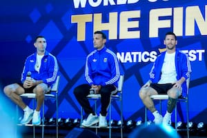Messi recibió una pregunta en inglés de Tom Brady y Dibu Martínez tuvo que hacer de traductor