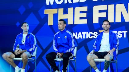 Dibu, Scaloni y Messi durante el evento de FIFA