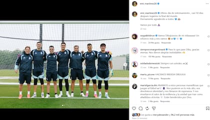 Dibu subió una foto con los entrenadores y los otros arqueros del plantel