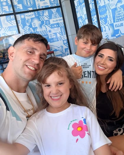"Dibu" y Mandinha Martínez son padres de Santino y Ava
