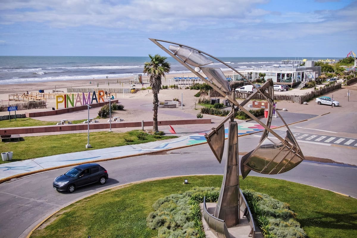 Dibujando Espacios de Pájaro Gómez. Parque escultórico de Pinamar