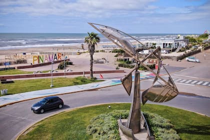 Dibujando Espacios de Pájaro Gómez. Parque escultórico de Pinamar