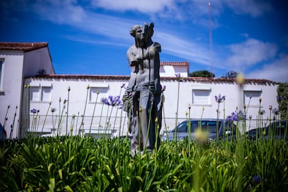 "Venus Fragmentándose", de Marta Minujín, en la vereda del tradicional Playas Hotel