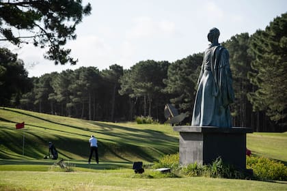 "El Mensajero", de Ruben Locaso, integra el Parque Escultórico de Pinamar. El proyecto comenzó hace dos años con treinta obras y ya emplazó unas sesenta en espacios privados y públicos, de acceso libre