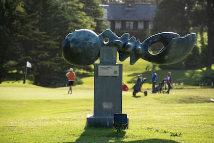 "La hormiga" de Pablo Larreta, en el parque del Golf de Pinamar
