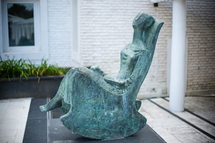 "Adagio", de Antonio Pujía, en el patio de la piscina del Playas Hotel