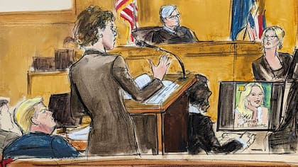 Dibujo que muestra a la abogada defensora Susan Necheles (cent) interrogando a Stormy Daniels (der), mientras el expresidente Donald Trump (izq) observa, con el juez Juan Merchan presidiendo el proceso, en el tribunal en la ciudad de Nueva York, el 7 de mayo de 2024. (Elizabeth Williams via AP)