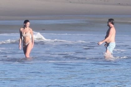 DiCaprio y Camila Morrone, el pasado mayo, en las playas de Malibú