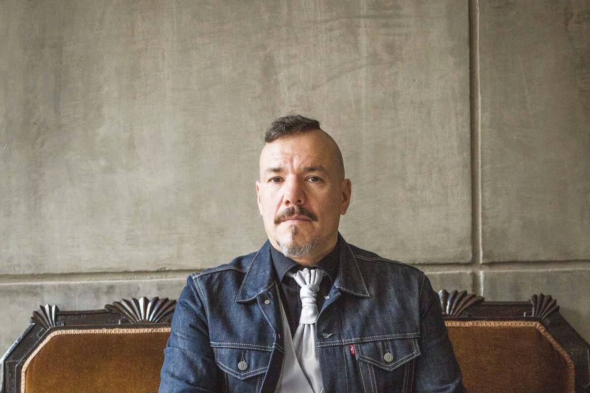 Dice que el arte lo pasó por arriba desde chico y que siempre vive al límite. En un nuevo comienzo, el líder de Catupecu Machu se reinventa en Vanthra, un trío de rock avasallante que gestó a partir de una canción de cuna para su hija