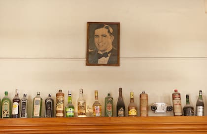 Dicen que Carlos Gardel, el Zorzal Criollo, venía a esta misma esquina a comprar sus sombreros