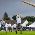Escocia celebra la 132° edición de sus tradicionales torneos de lanzamiento de troncos, piedras y martillo