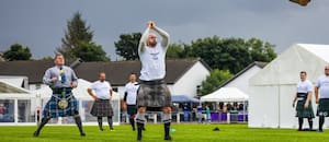 Escocia celebra la 132° edición de sus tradicionales torneos de lanzamiento de troncos, piedras y martillo