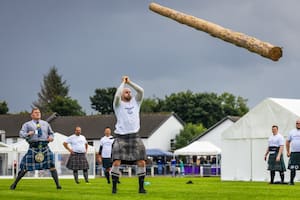 Escocia celebra la 132° edición de sus tradicionales torneos de lanzamiento de troncos, piedras y martillo