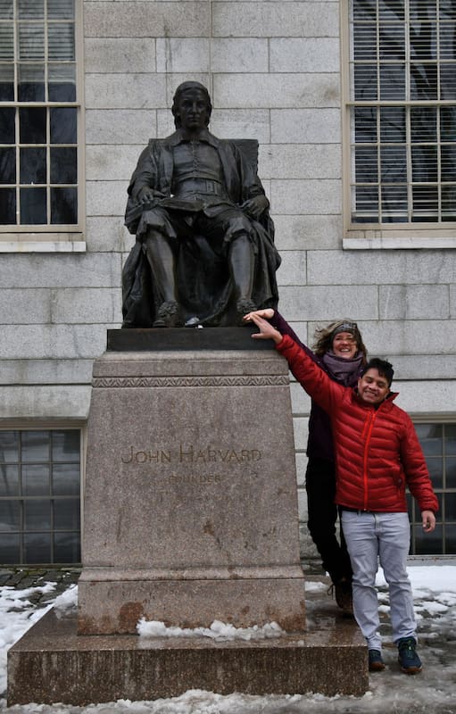 Dicen que tocar el zapato del clérigo John Harvard da buena suerte y asegura el regreso a Boston.
