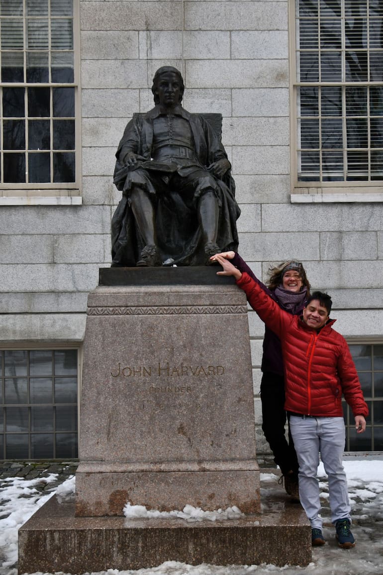 Dicen que tocar el zapato del clérigo John Harvard da buena suerte y asegura el regreso a Boston.
