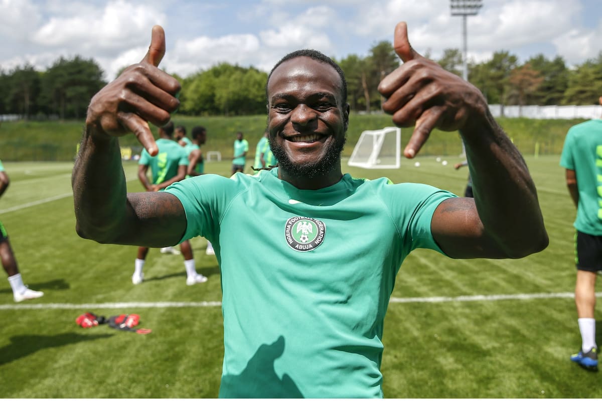 Dicen que Victor Moses es tímido, pero en las prácticas de Nigeria es uno de los más bromistas